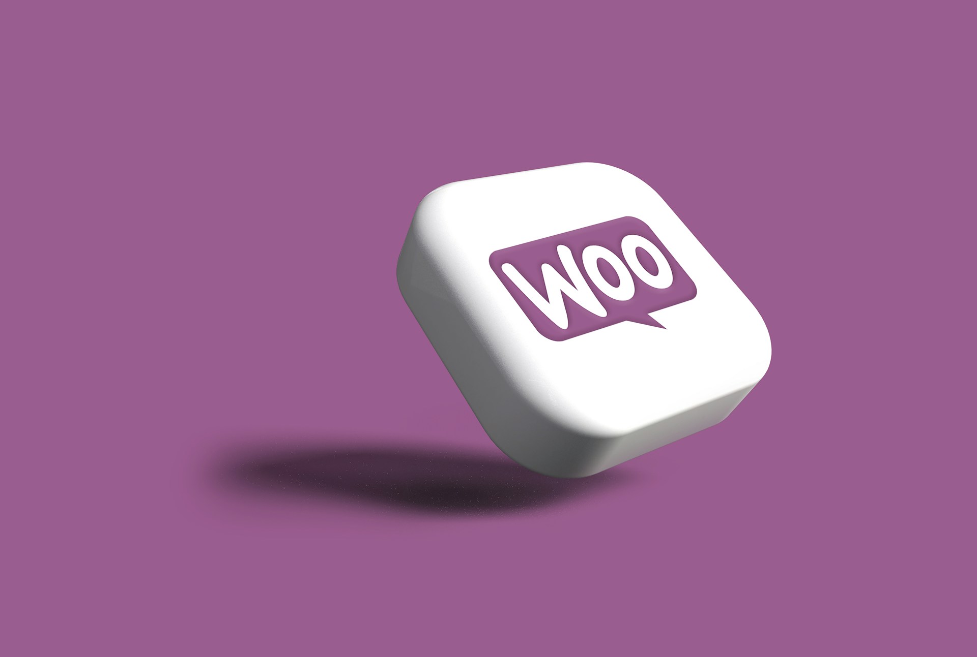 Un botón cuadrado blanco 3D con un ícono de burbuja de diálogo "Woo" de color púrpura, que representa WooCommerce, se muestra sobre un fondo púrpura. Perfecto para quienes buscan impulsar sus estrategias de SEO y elevar su presencia en el comercio electrónico.