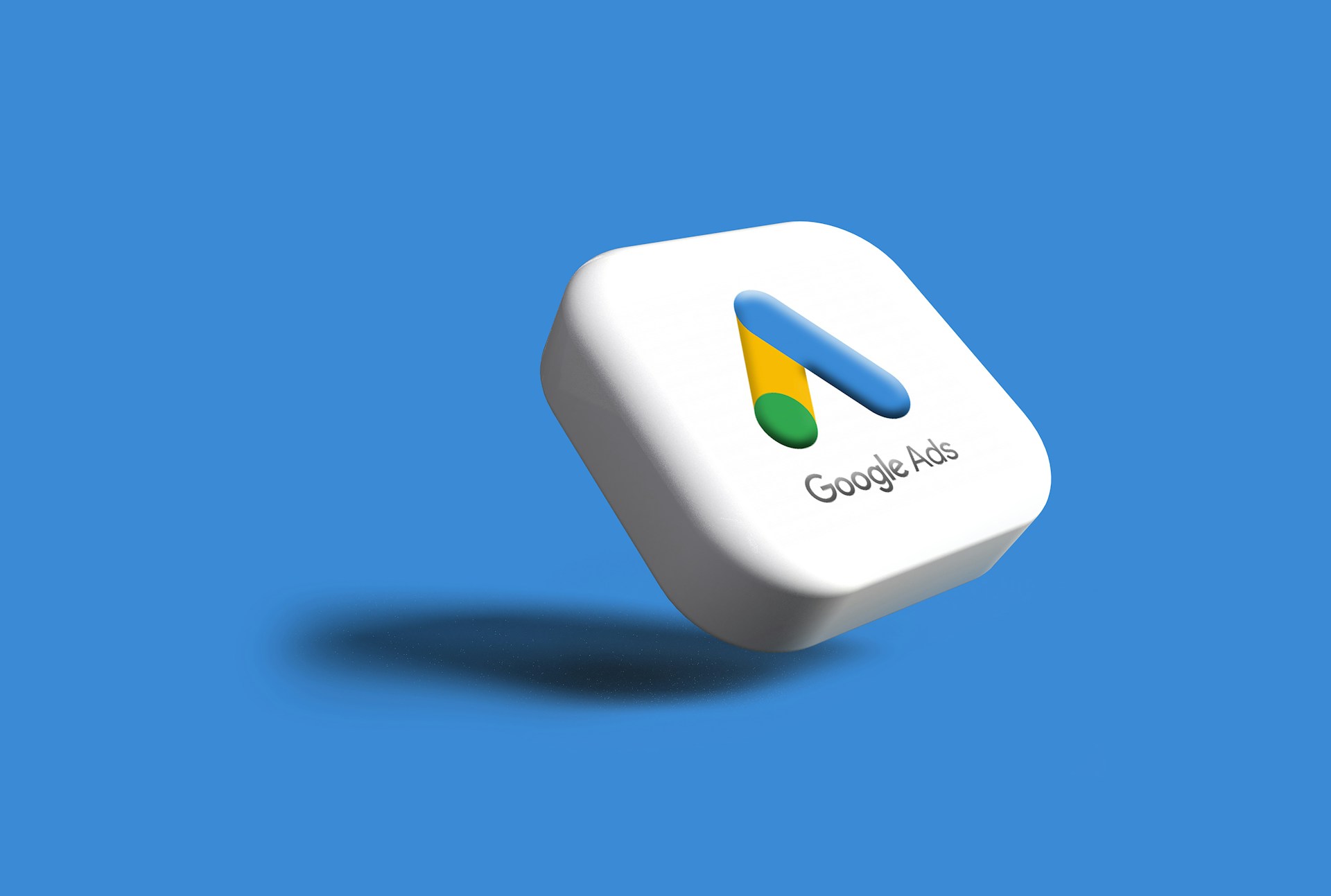 Una representación 3D del logotipo de Google Ads sobre un cuadrado redondeado blanco con fondo azul, que simboliza una campaña de Google Ads eficaz.